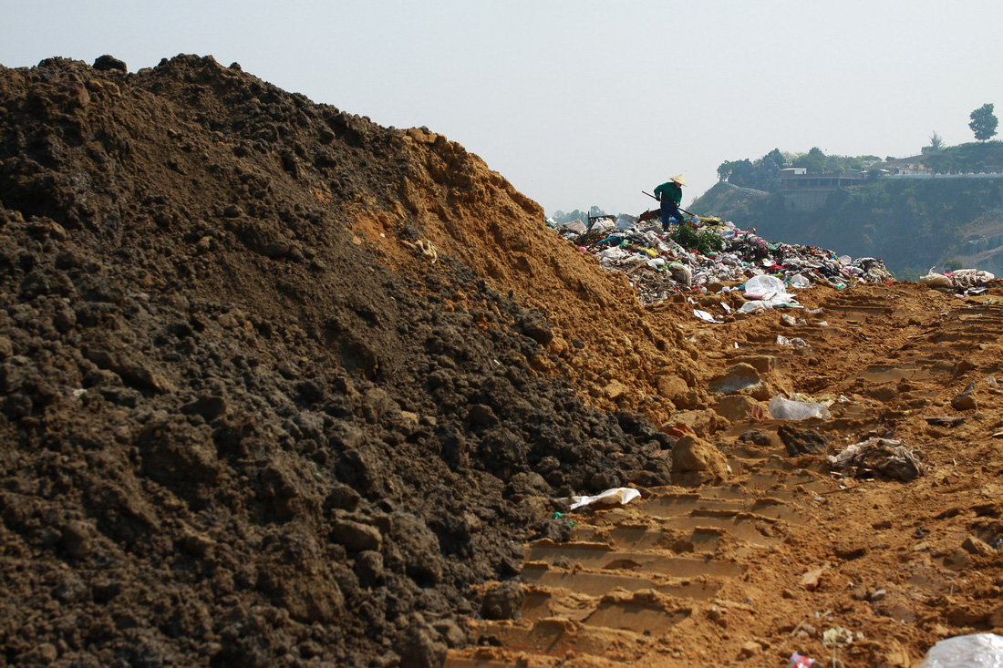 Bãi rác Khánh Sơn cao như núi, đang tiếp tục cao thêm - Ảnh 5.