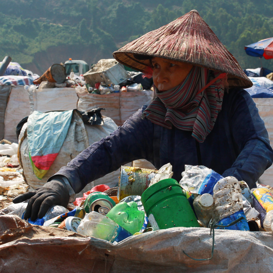 Bãi rác Khánh Sơn cao như núi, đang tiếp tục cao thêm - Ảnh 7.
