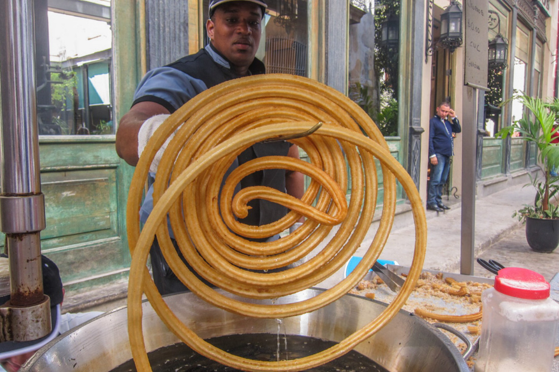 Chiếc bánh dây dài cuộn tròn như bánh xe hơi trên đường phố Cuba - Ảnh 1.