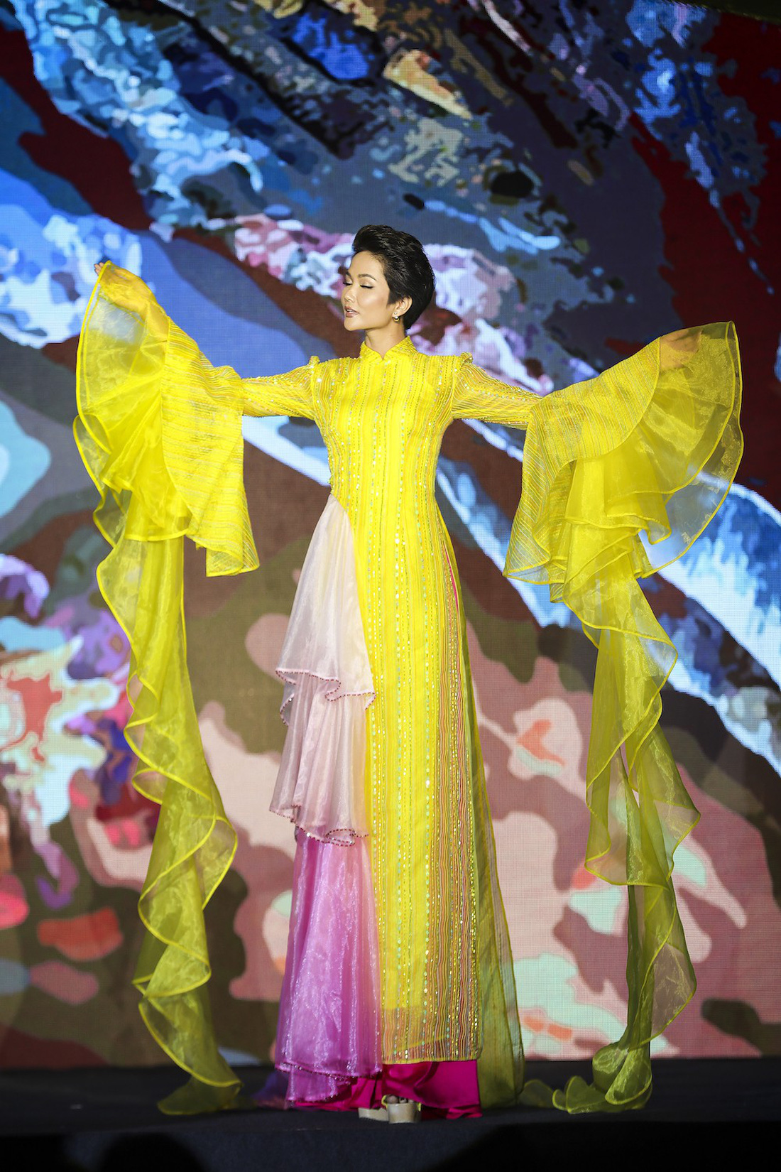 HHen Niê lộng lẫy trình diễn bế mạc Lễ hội áo dài 2019 - Ảnh 1.