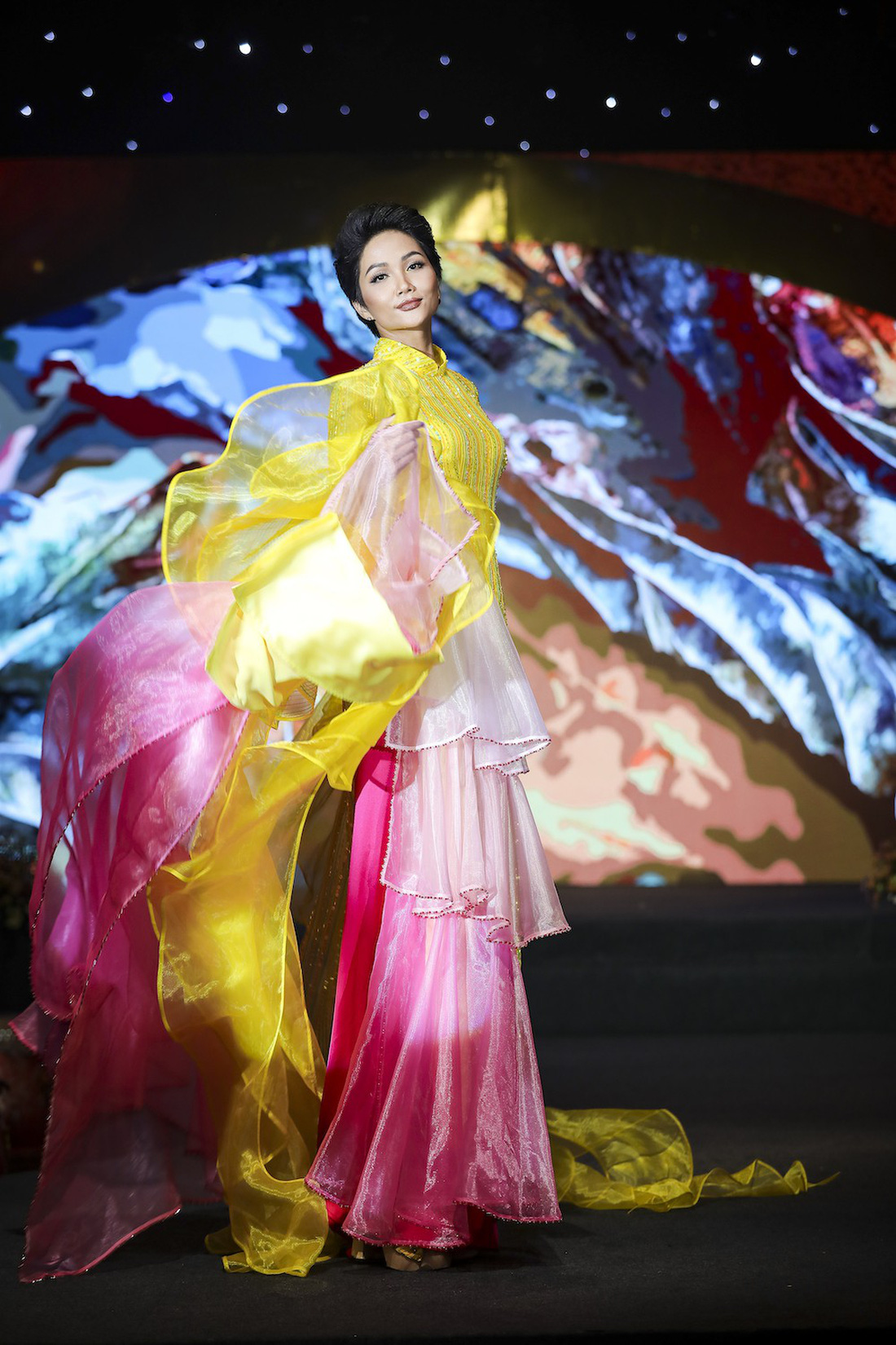 HHen Niê lộng lẫy trình diễn bế mạc Lễ hội áo dài 2019 - Ảnh 2.