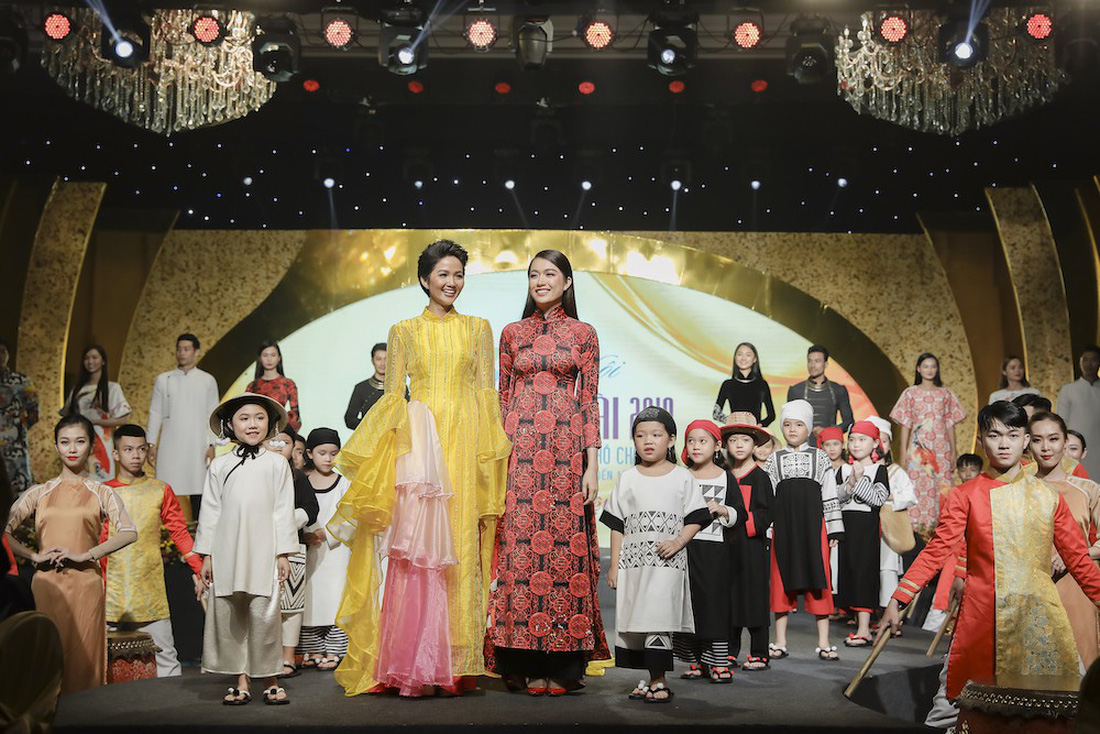 HHen Niê lộng lẫy trình diễn bế mạc Lễ hội áo dài 2019 - Ảnh 10.