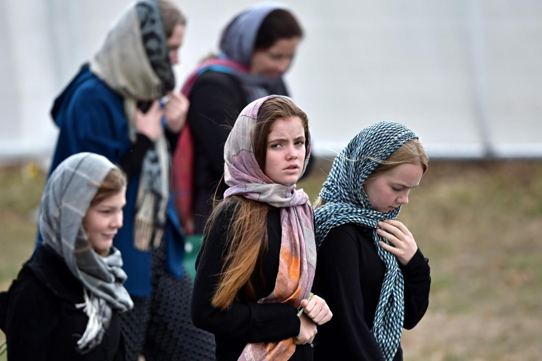 Phụ nữ New Zealand đội khăn trùm đầu tưởng niệm nạn nhân xả súng - Ảnh 3.