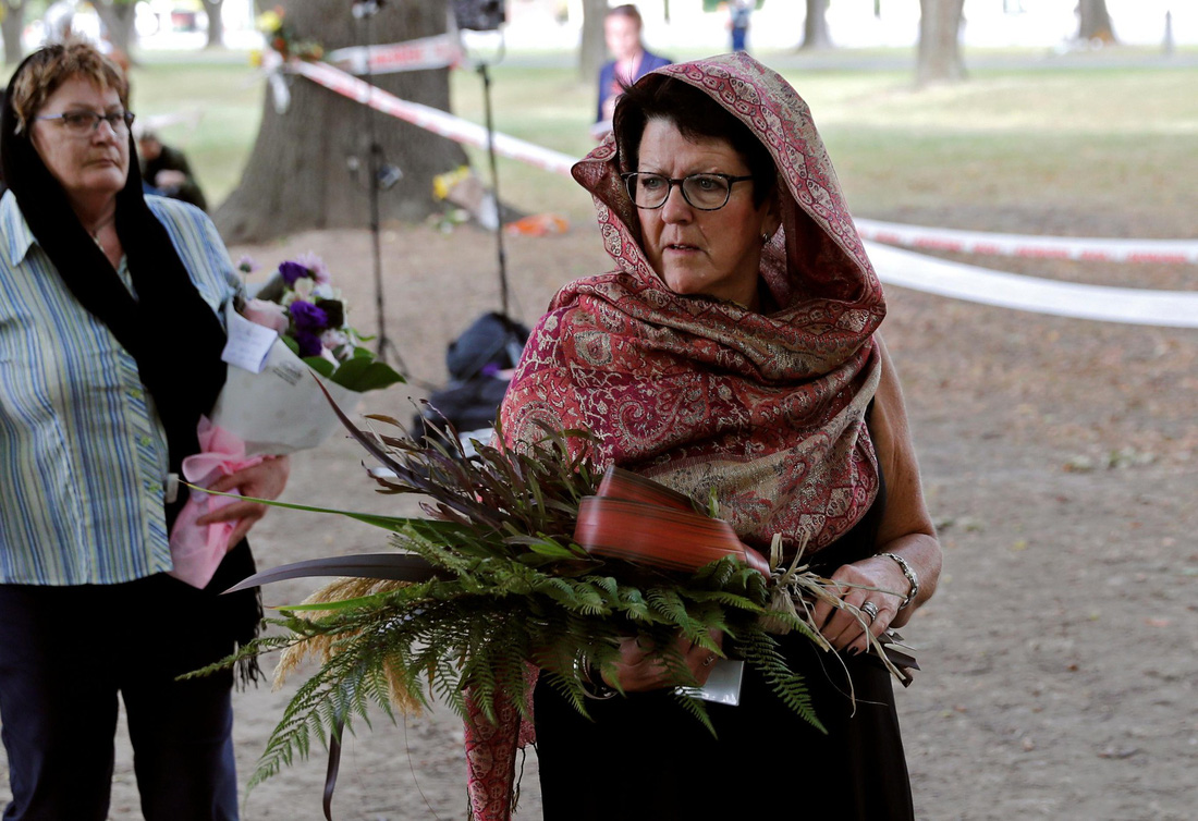 Phụ nữ New Zealand đội khăn trùm đầu tưởng niệm nạn nhân xả súng - Ảnh 4.