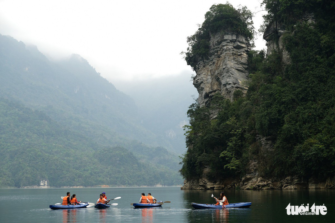 Chèo thuyền kayak ngắm hồ thủy điện đẹp mê mẩn - Ảnh 8.