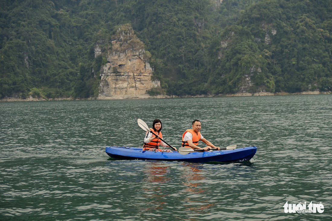Chèo thuyền kayak ngắm hồ thủy điện đẹp mê mẩn - Ảnh 5.