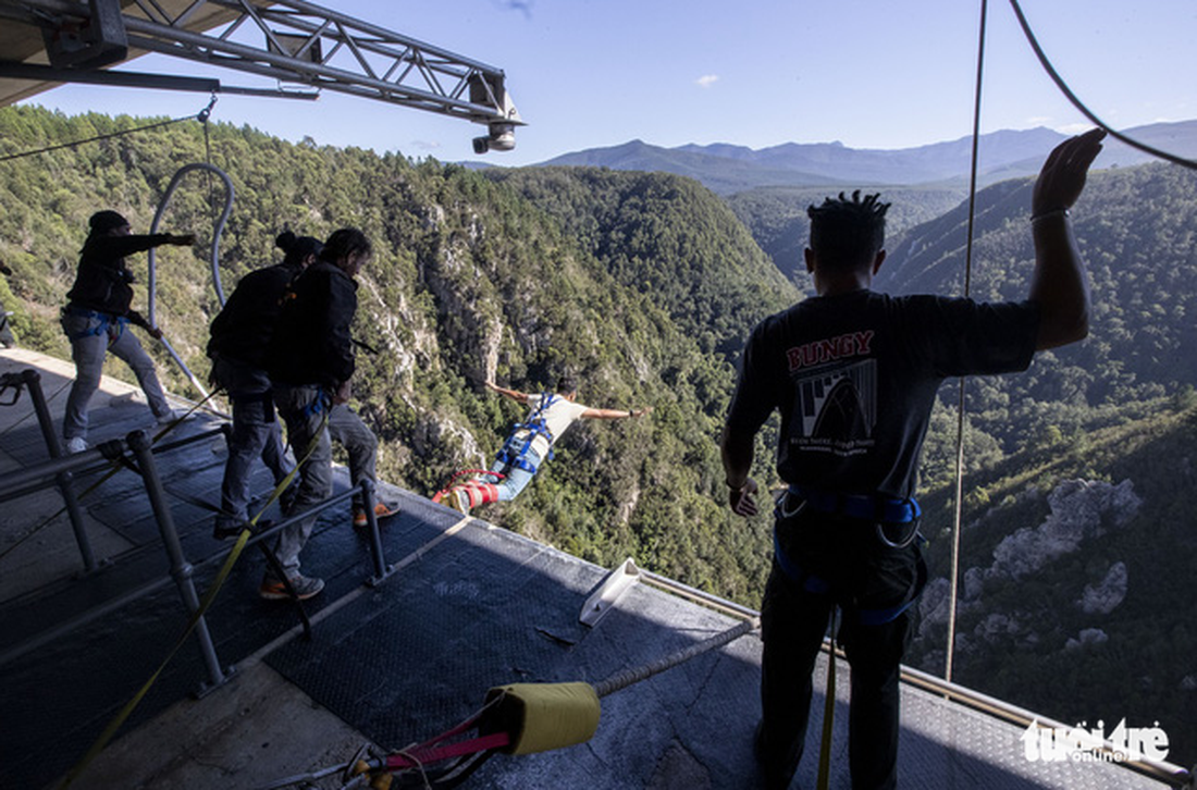 10 giây thót tim với nhảy bungy cao nhất thế giới từ trên cầu - Ảnh 10.