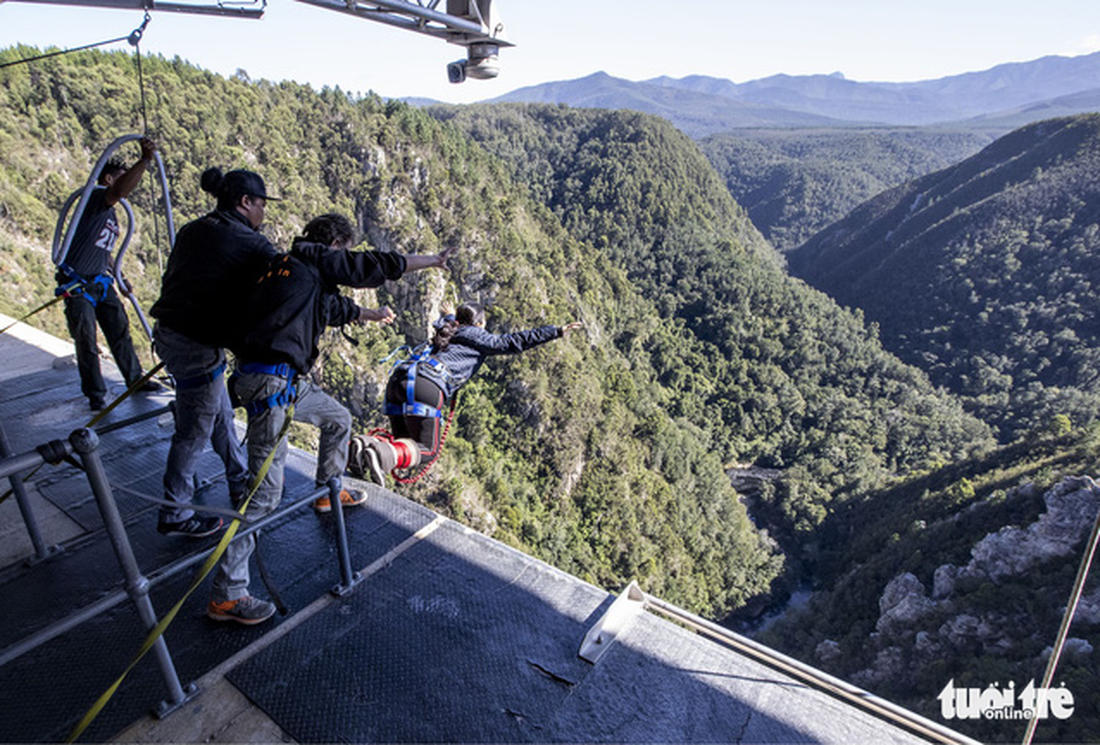 10 giây thót tim với nhảy bungy cao nhất thế giới từ trên cầu - Ảnh 11.