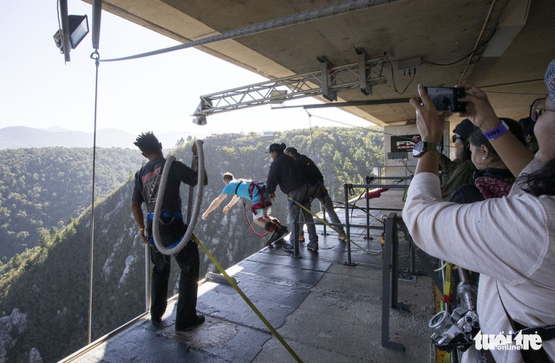 10 giây thót tim với nhảy bungy cao nhất thế giới từ trên cầu - Ảnh 12.