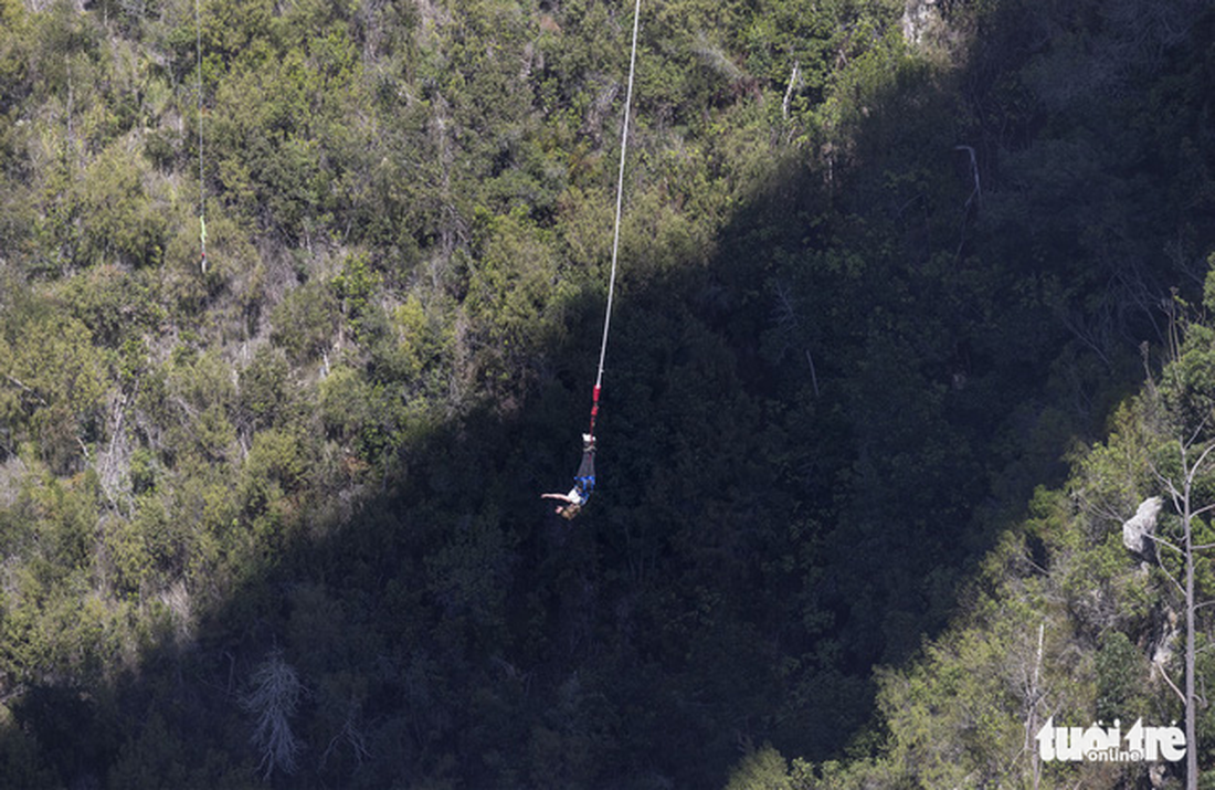 10 giây thót tim với nhảy bungy cao nhất thế giới từ trên cầu - Ảnh 13.