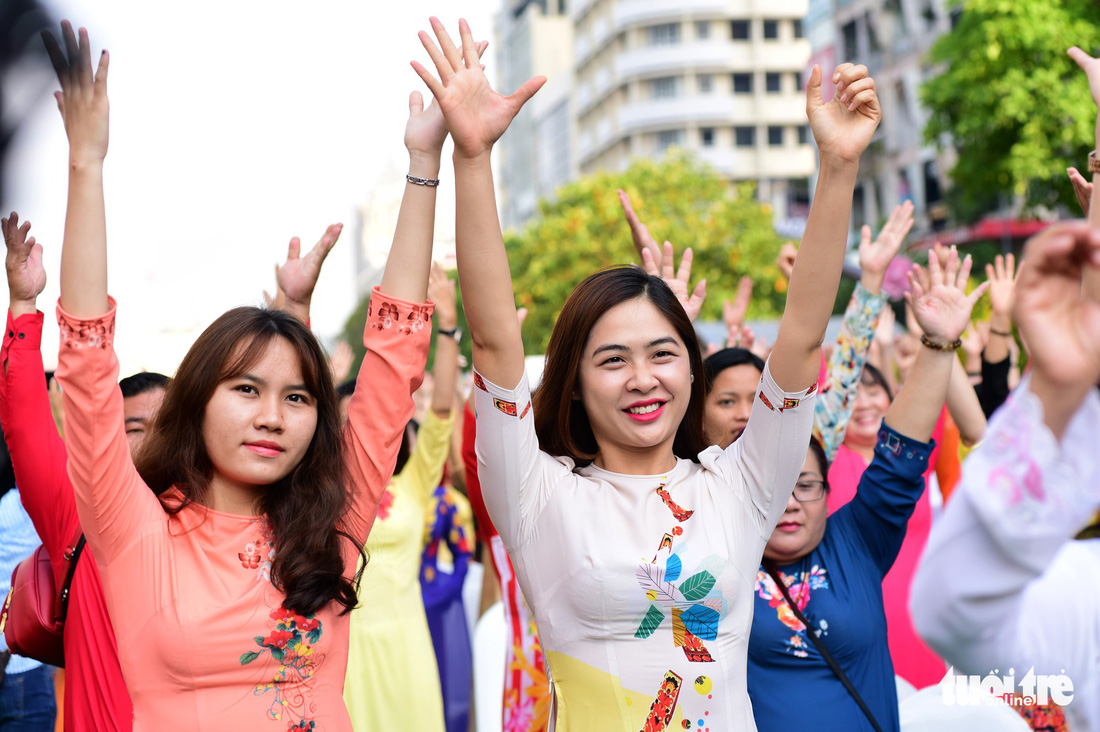 3.000 người mặc áo dài trên phố đi bộ Nguyễn Huệ sáng nay 3-3 - Ảnh 11.