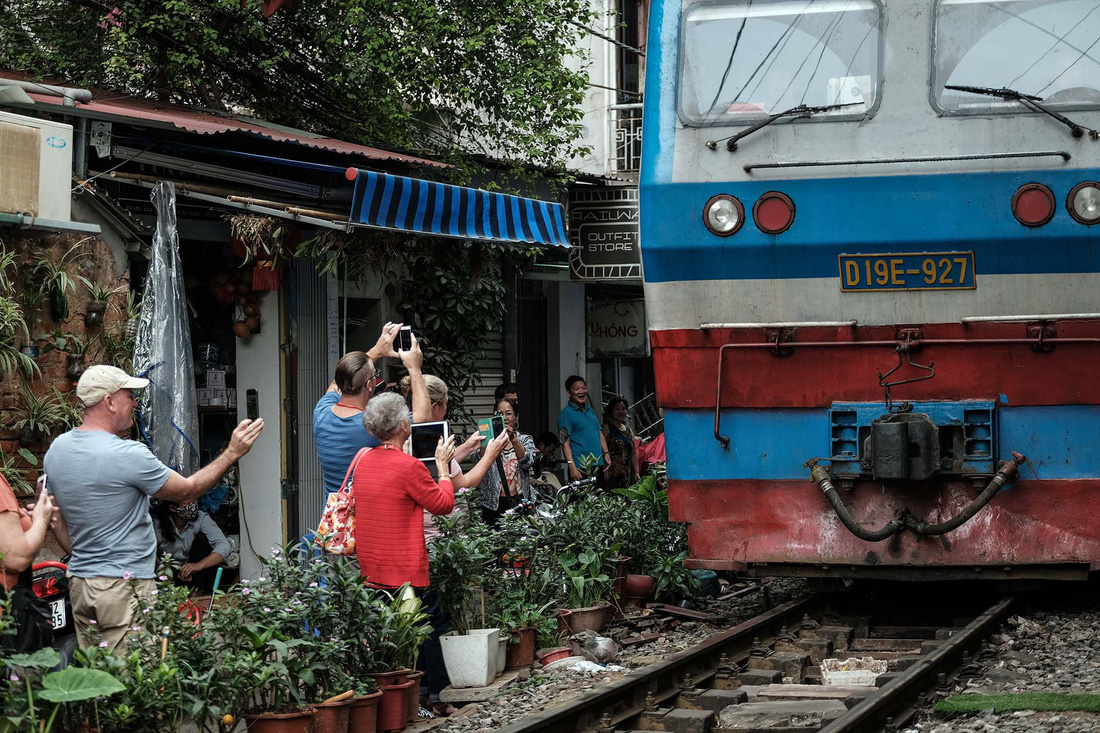 Đừng đùa với tàu lửa - Ảnh 3.