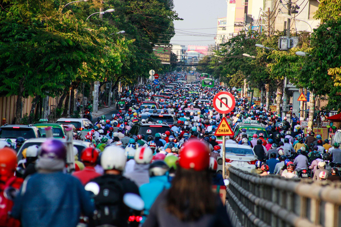 Giờ cao điểm, hai làn đường thành một ở Nguyễn Thái Sơn - Ảnh 2.