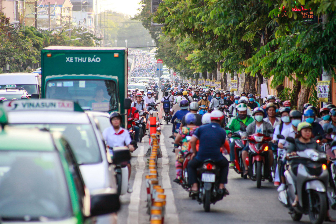 Giờ cao điểm, hai làn đường thành một ở Nguyễn Thái Sơn - Ảnh 8.