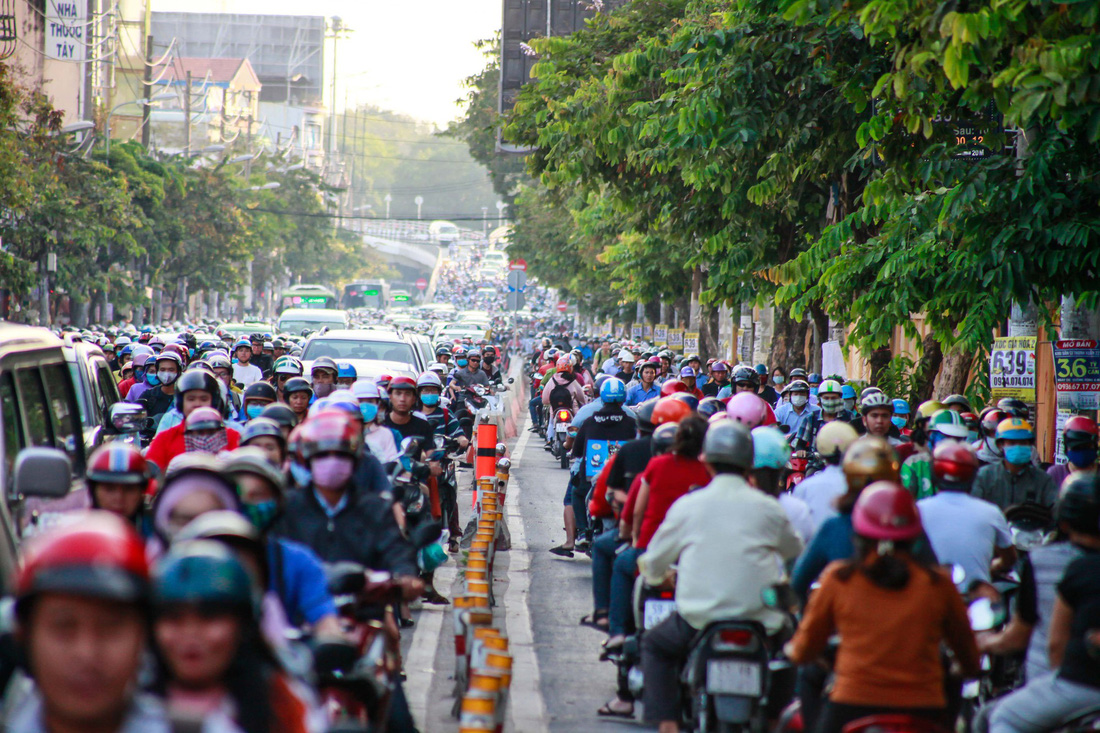 Giờ cao điểm, hai làn đường thành một ở Nguyễn Thái Sơn - Ảnh 5.