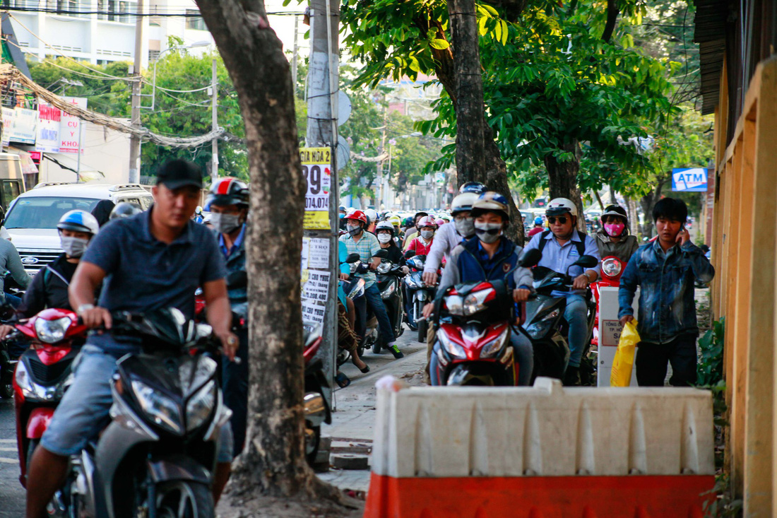 Giờ cao điểm, hai làn đường thành một ở Nguyễn Thái Sơn - Ảnh 9.