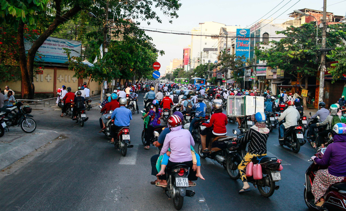 Giờ cao điểm, hai làn đường thành một ở Nguyễn Thái Sơn - Ảnh 4.