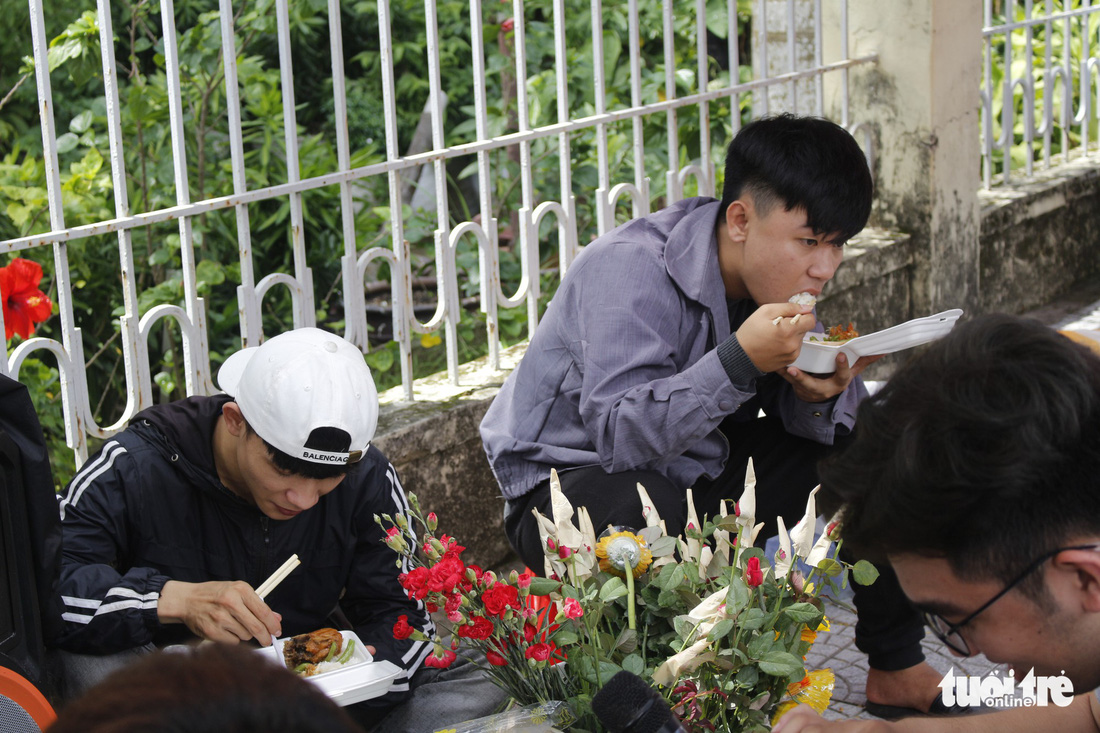 Sinh viên ăn nắng ngủ sương bán hoa dịp lễ 8-3 thu chục triệu đồng - Ảnh 7.
