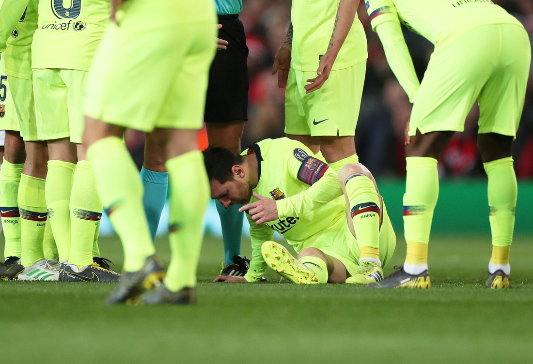 Messi đổ máu trong chiến thắng của Barca trước M.U - Ảnh 3.