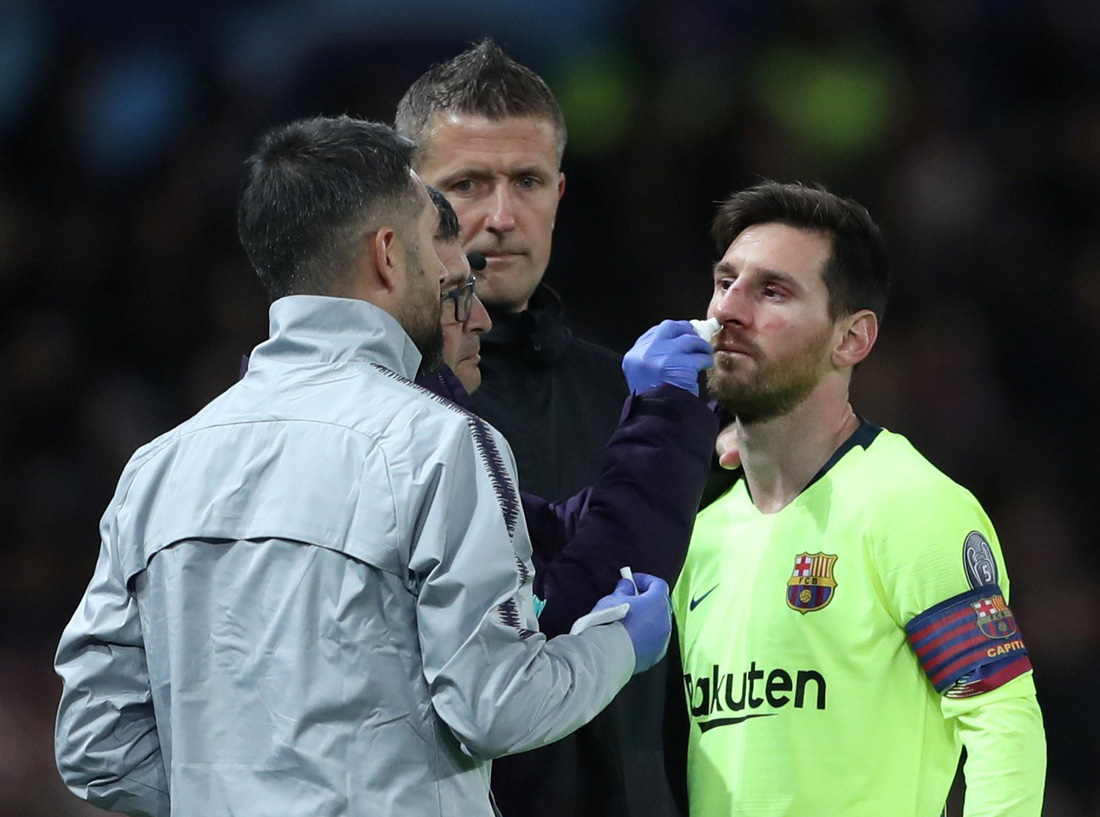 Messi đổ máu trong chiến thắng của Barca trước M.U - Ảnh 4.