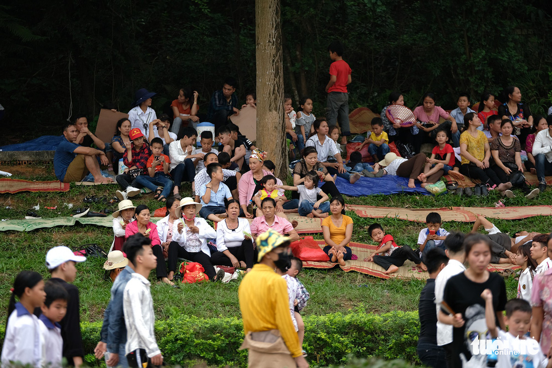 Đền Hùng đang tràn ngập người, ăn mặc không đúng quy định bị chặn lại - Ảnh 6.