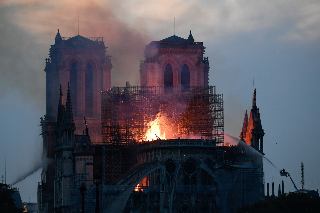 Hút nước sông Seine dập lửa Nhà thờ Đức Bà Paris - Ảnh 1.