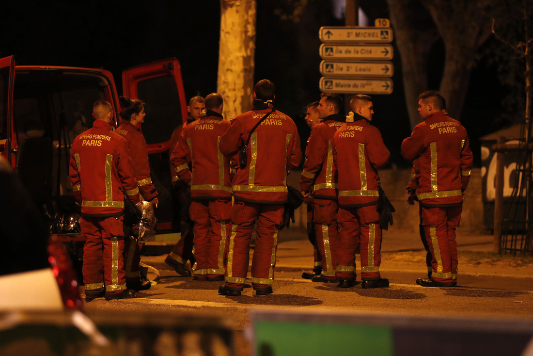 Hút nước sông Seine dập lửa Nhà thờ Đức Bà Paris - Ảnh 14.