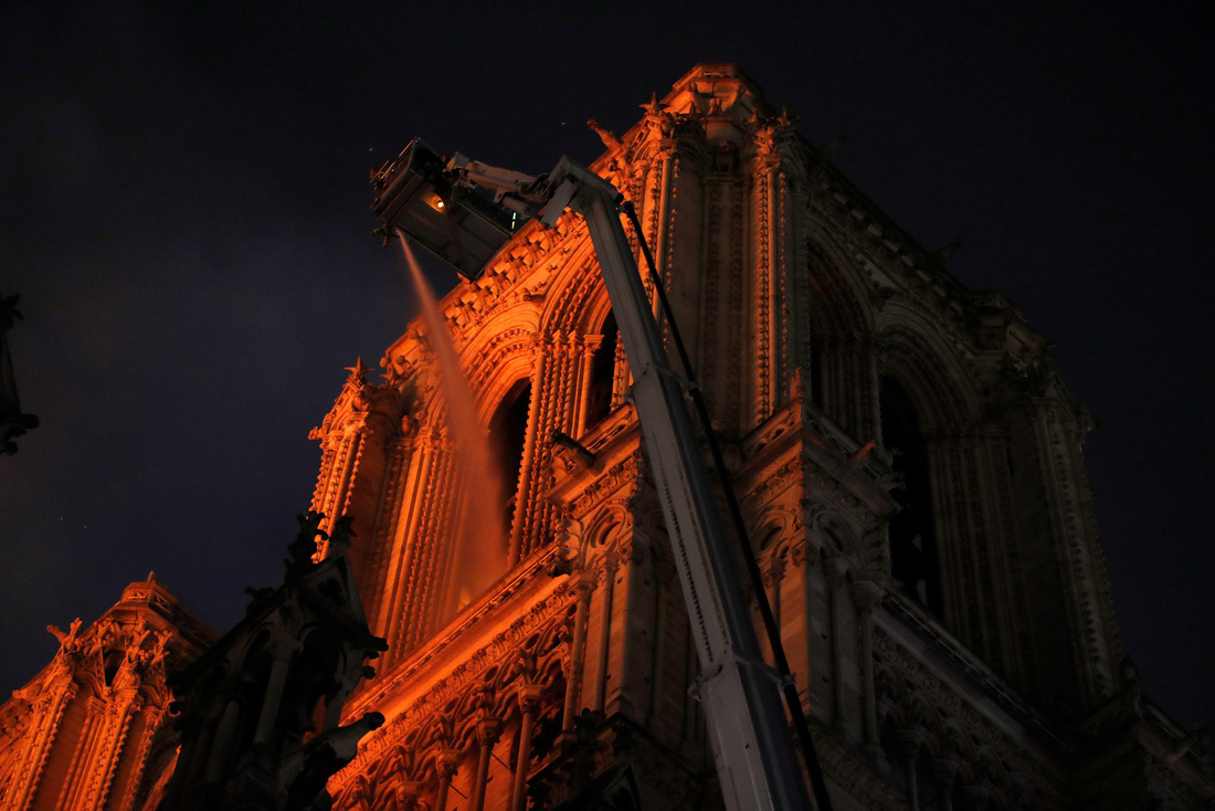 Hút nước sông Seine dập lửa Nhà thờ Đức Bà Paris - Ảnh 7.