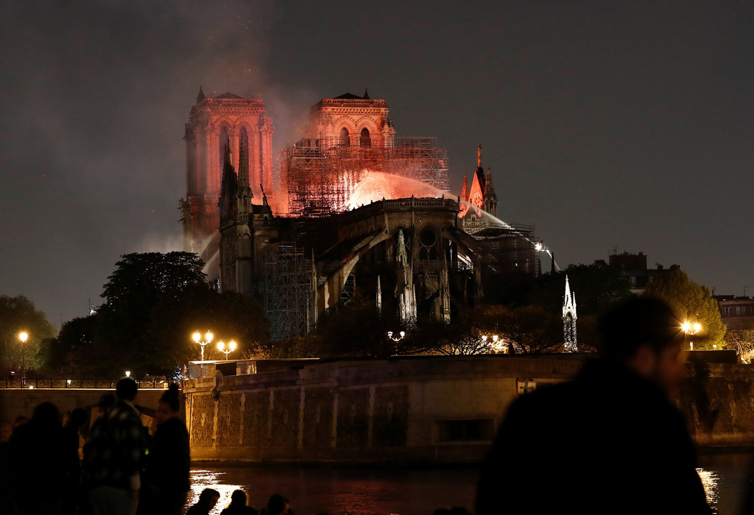 Thế giới chấn động trước hình ảnh Nhà thờ Đức Bà Paris bốc cháy - Ảnh 1.