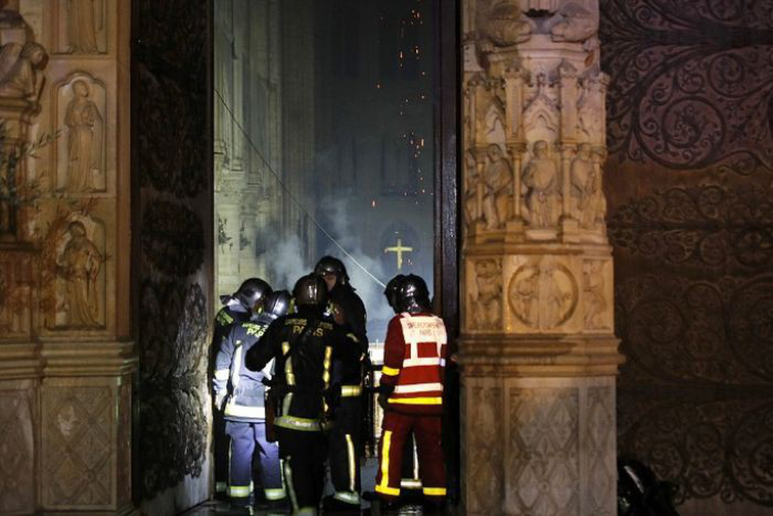 Hút nước sông Seine dập lửa Nhà thờ Đức Bà Paris - Ảnh 3.