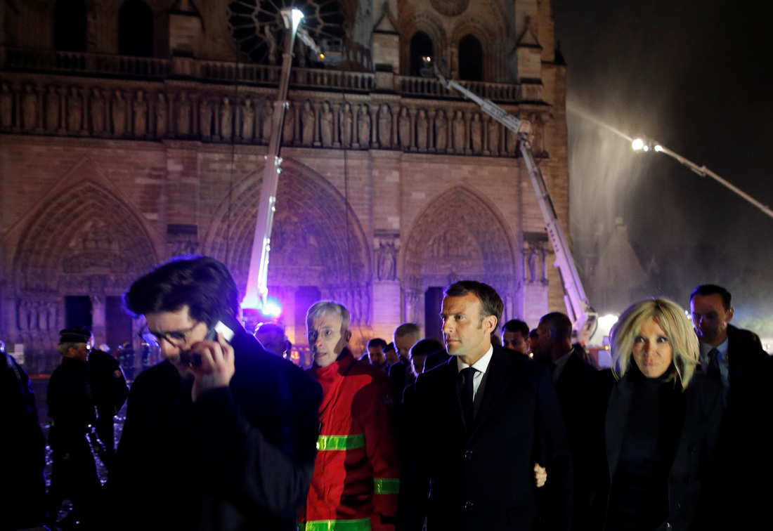 Thế giới chấn động trước hình ảnh Nhà thờ Đức Bà Paris bốc cháy - Ảnh 2.
