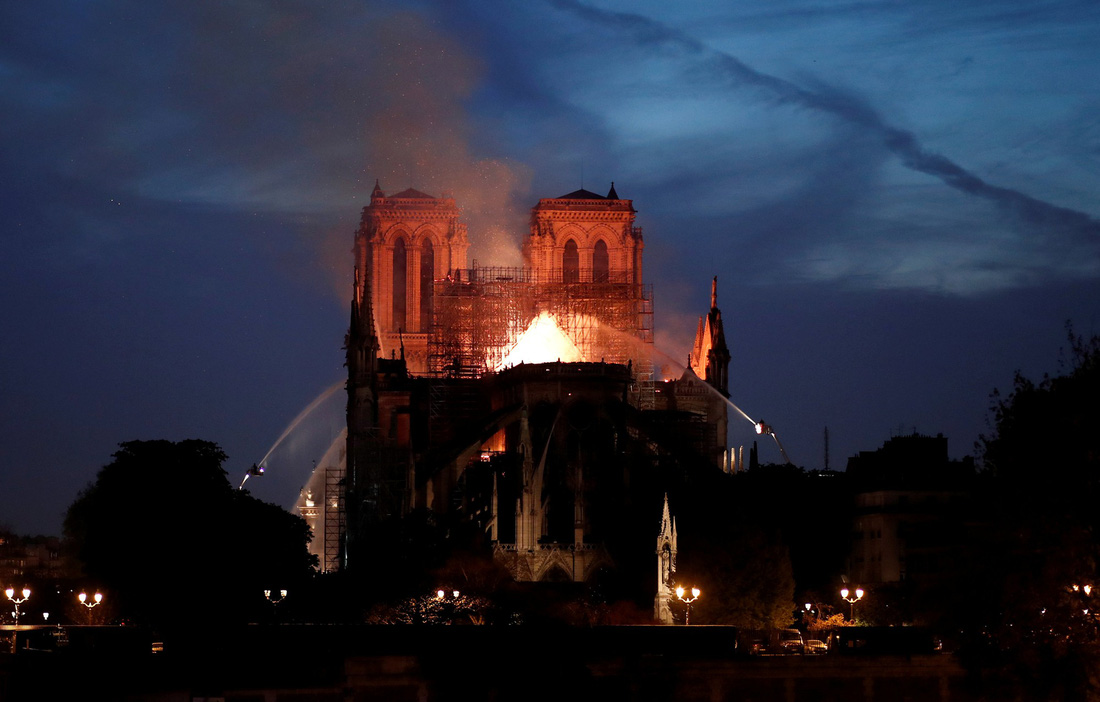 Thế giới chấn động trước hình ảnh Nhà thờ Đức Bà Paris bốc cháy - Ảnh 3.