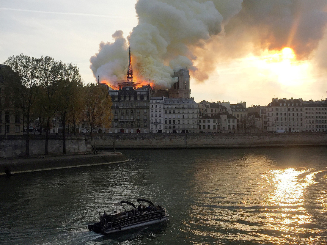 Thế giới chấn động trước hình ảnh Nhà thờ Đức Bà Paris bốc cháy - Ảnh 4.