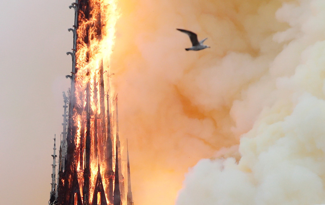 Thế giới chấn động trước hình ảnh Nhà thờ Đức Bà Paris bốc cháy - Ảnh 5.