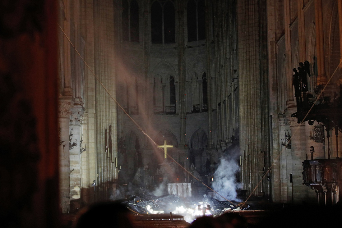 Thế giới chấn động trước hình ảnh Nhà thờ Đức Bà Paris bốc cháy - Ảnh 6.