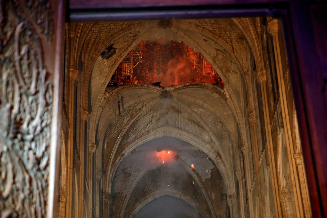 Thế giới chấn động trước hình ảnh Nhà thờ Đức Bà Paris bốc cháy - Ảnh 7.