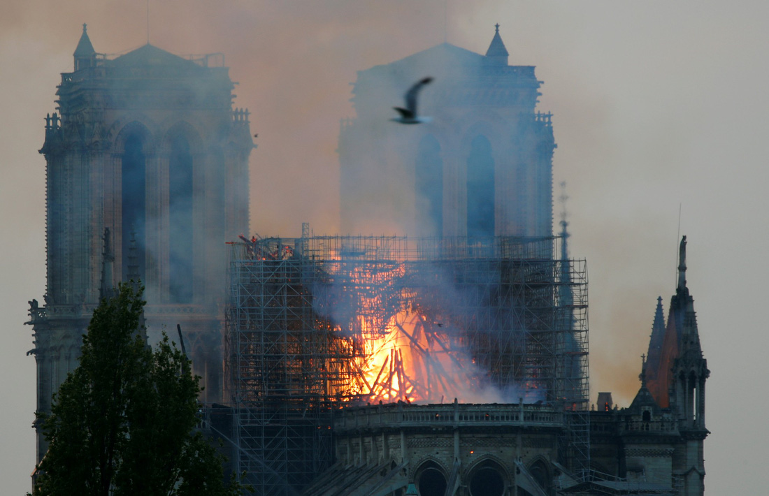 Thế giới chấn động trước hình ảnh Nhà thờ Đức Bà Paris bốc cháy - Ảnh 8.