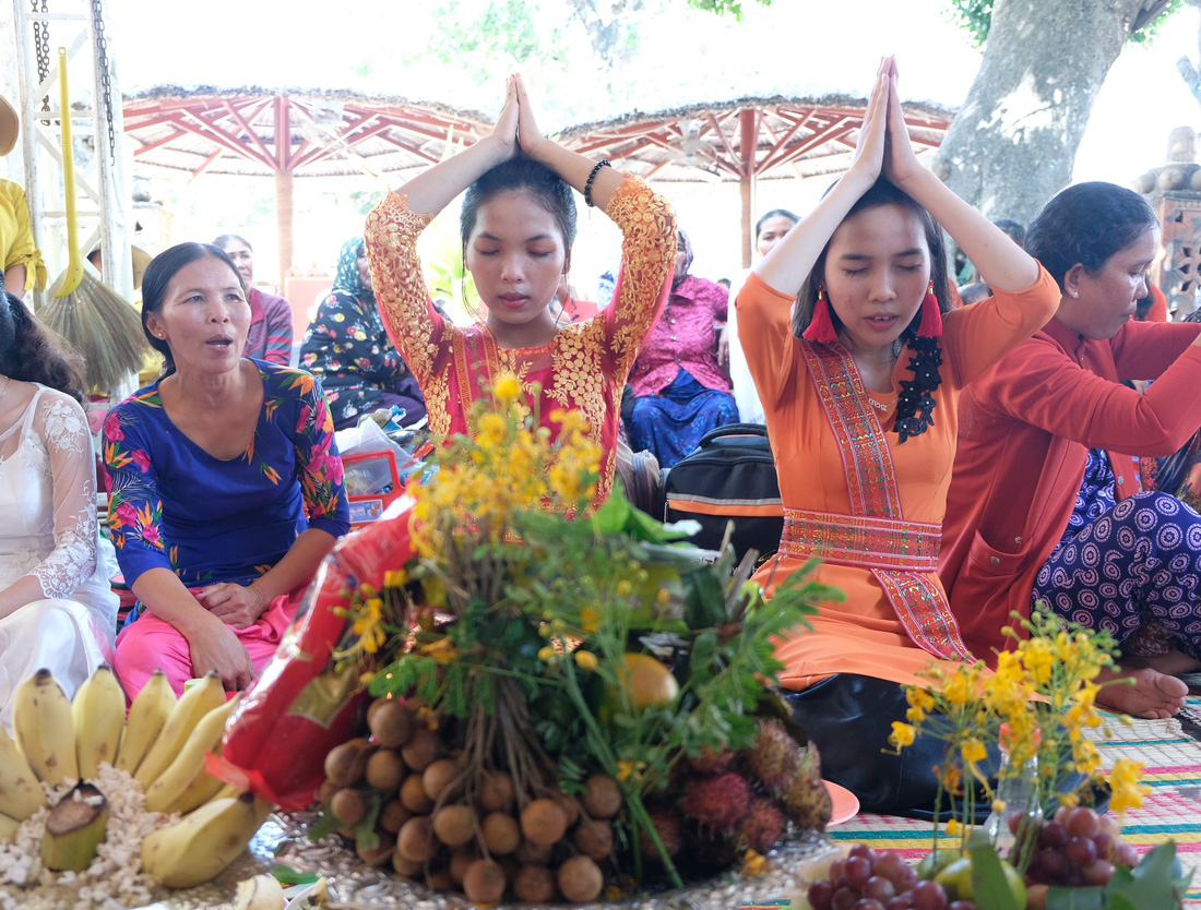 Hàng ngàn người hành lễ ở Tháp Bà Ponagar - Ảnh 2.