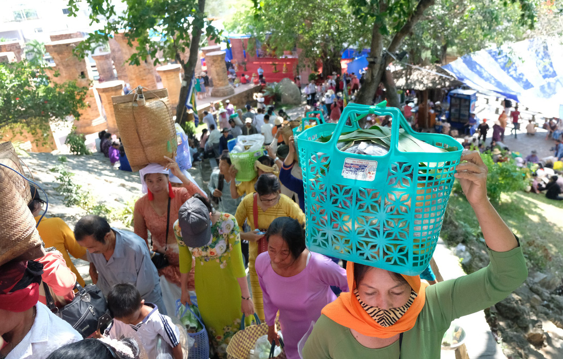 Hàng ngàn người hành lễ ở Tháp Bà Ponagar - Ảnh 8.