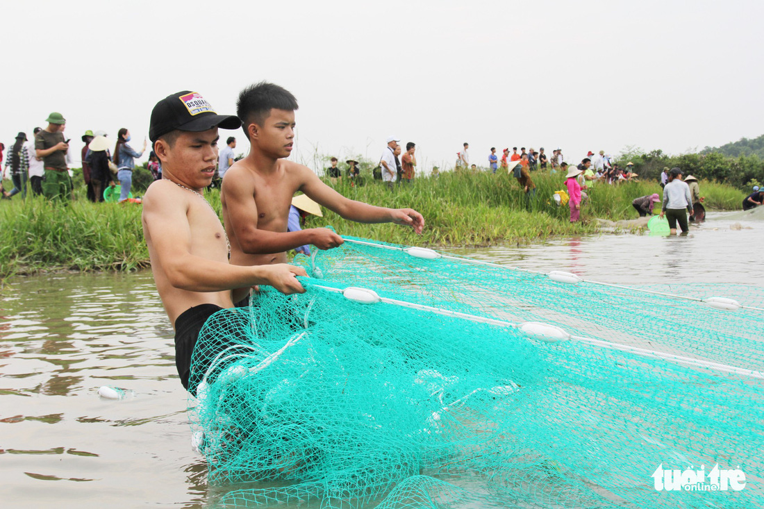 Cả ngàn người nô nức mang nơm, lưới đi đánh cá - Ảnh 10.