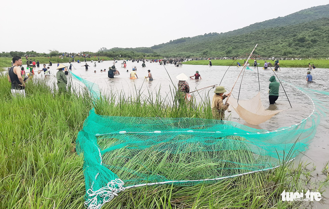 Cả ngàn người nô nức mang nơm, lưới đi đánh cá - Ảnh 9.