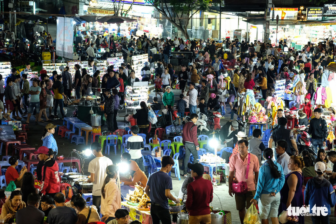 Đà Lạt kẹt cứng từ trong ra ngoài, từ sáng đến tối - Ảnh 7.