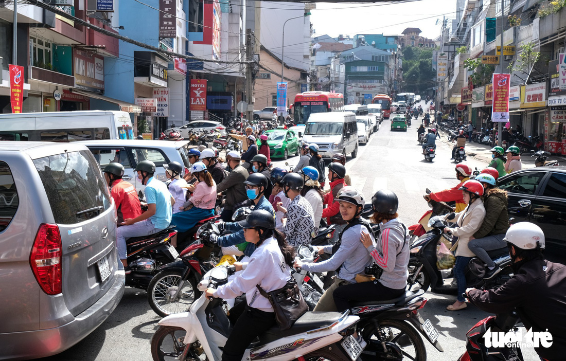 Đà Lạt kẹt cứng từ trong ra ngoài, từ sáng đến tối - Ảnh 5.