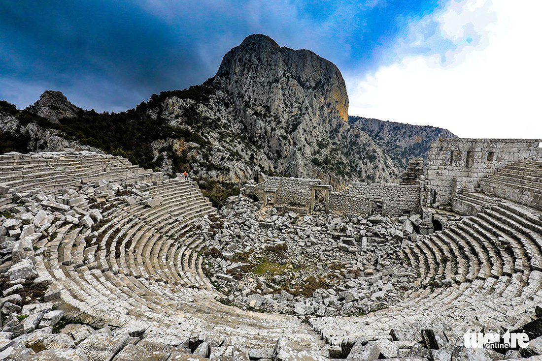 Nghe gió, ngắm mây trên những cổng đá ngàn năm của Termessos - Ảnh 1.