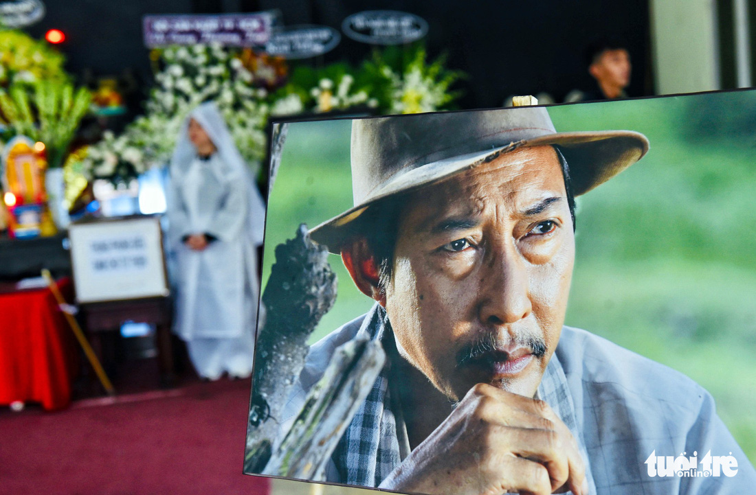 Đồng nghiệp khóc nghẹn trong đám tang nghệ sĩ Lê Bình - Ảnh 1.
