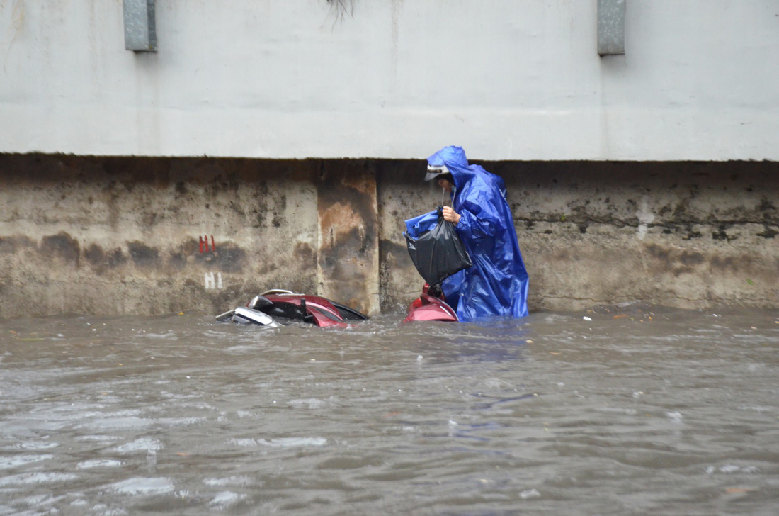 Mới mưa đầu mùa, đường phố TP.HCM ngập mênh mông lênh láng - Ảnh 1.