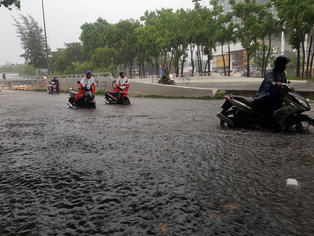 Mới mưa đầu mùa, đường phố TP.HCM ngập mênh mông lênh láng - Ảnh 2.
