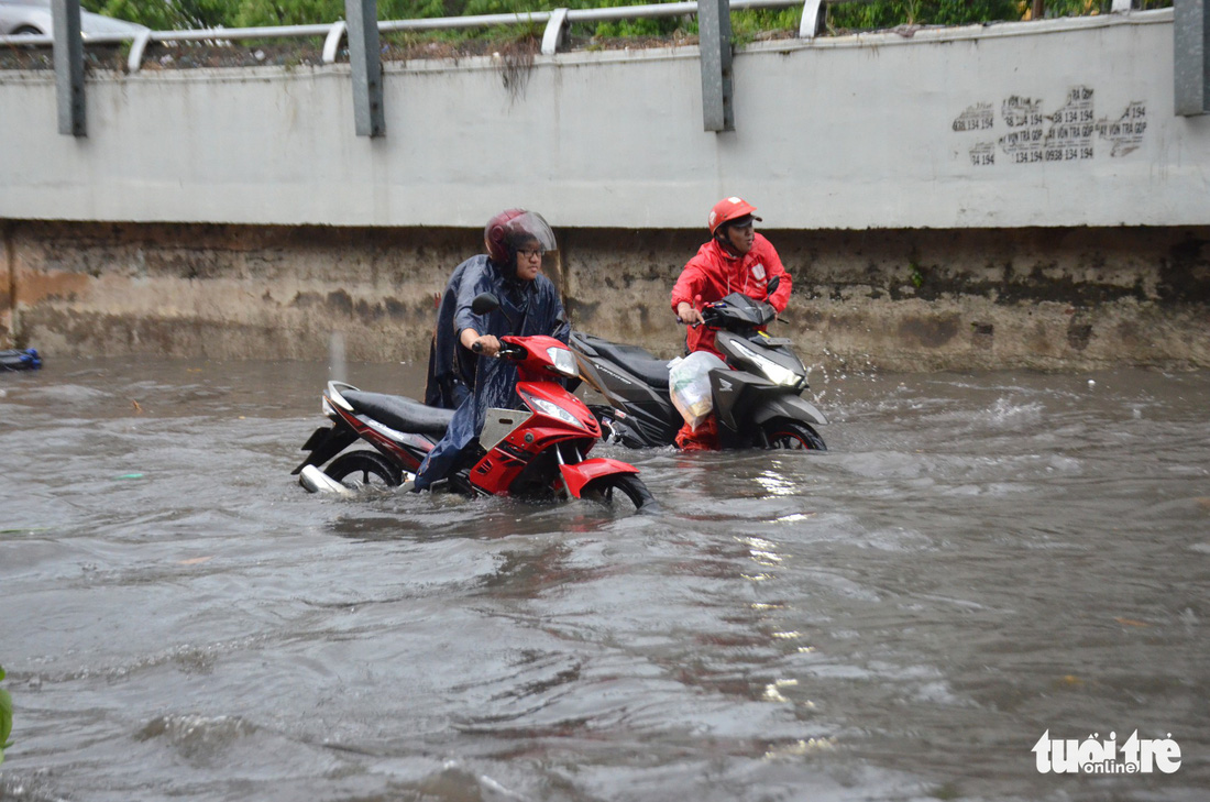 Người dân TP.HCM vật lộn trong mưa đầu mùa gây ngập nửa mét - Ảnh 5.