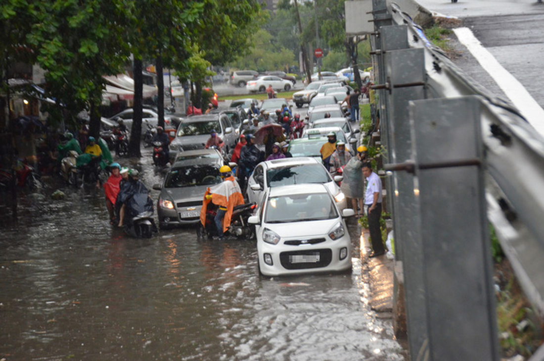 Mới mưa đầu mùa, đường phố TP.HCM ngập mênh mông lênh láng - Ảnh 6.