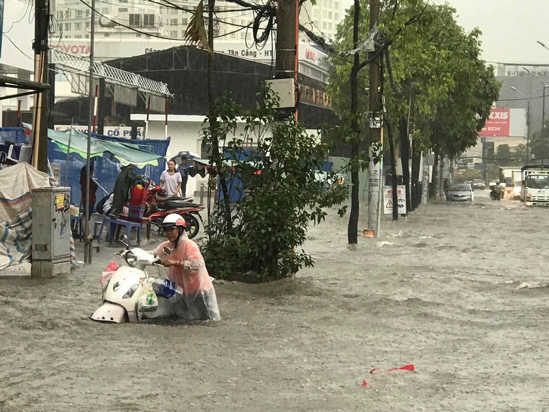 Mới mưa đầu mùa, đường phố TP.HCM ngập mênh mông lênh láng - Ảnh 4.